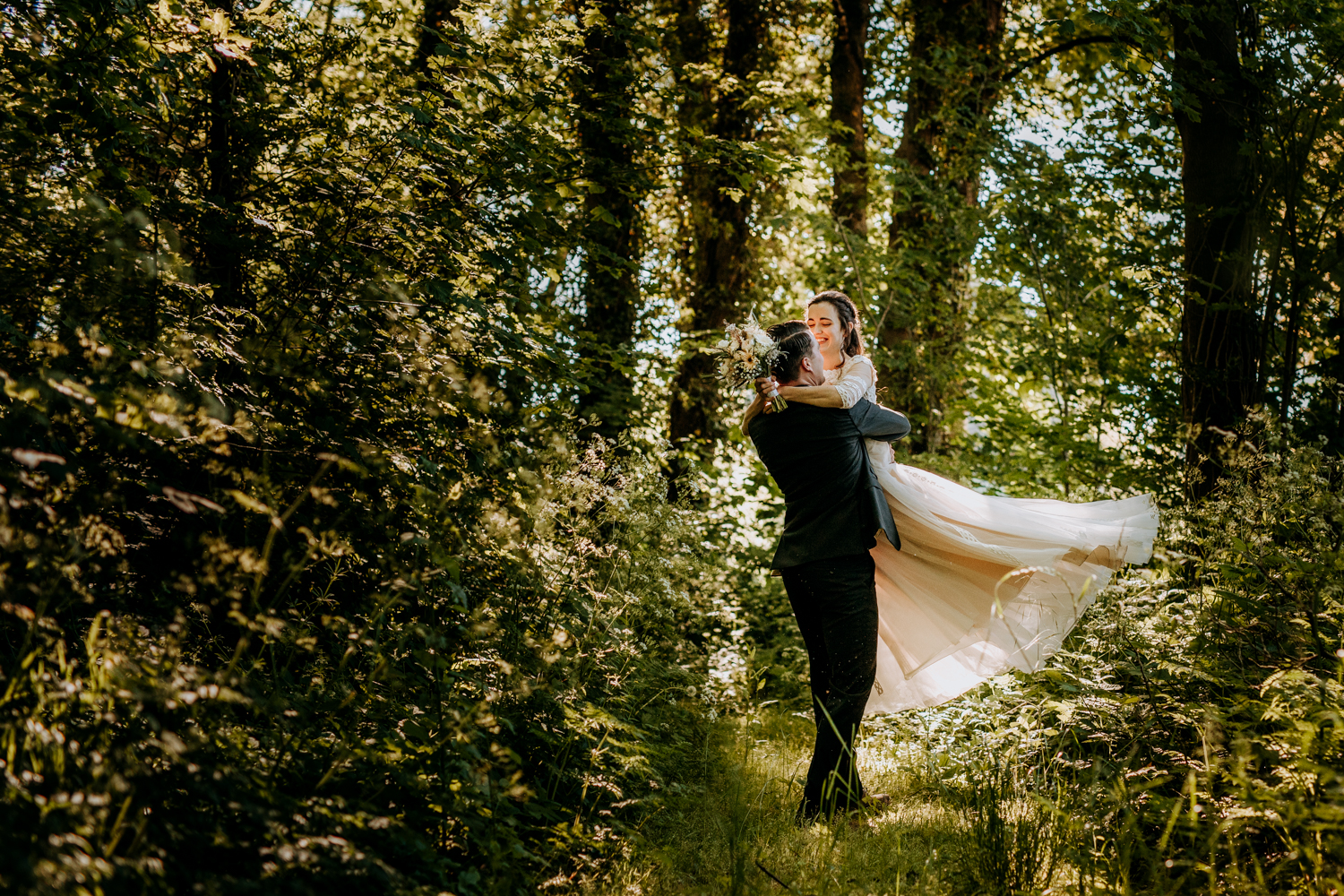 Bruidspaar danst in bos