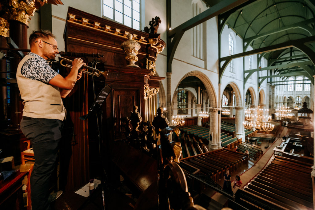 Man met trompet staat boven bij het orgel in de Sint Jan in Gouda