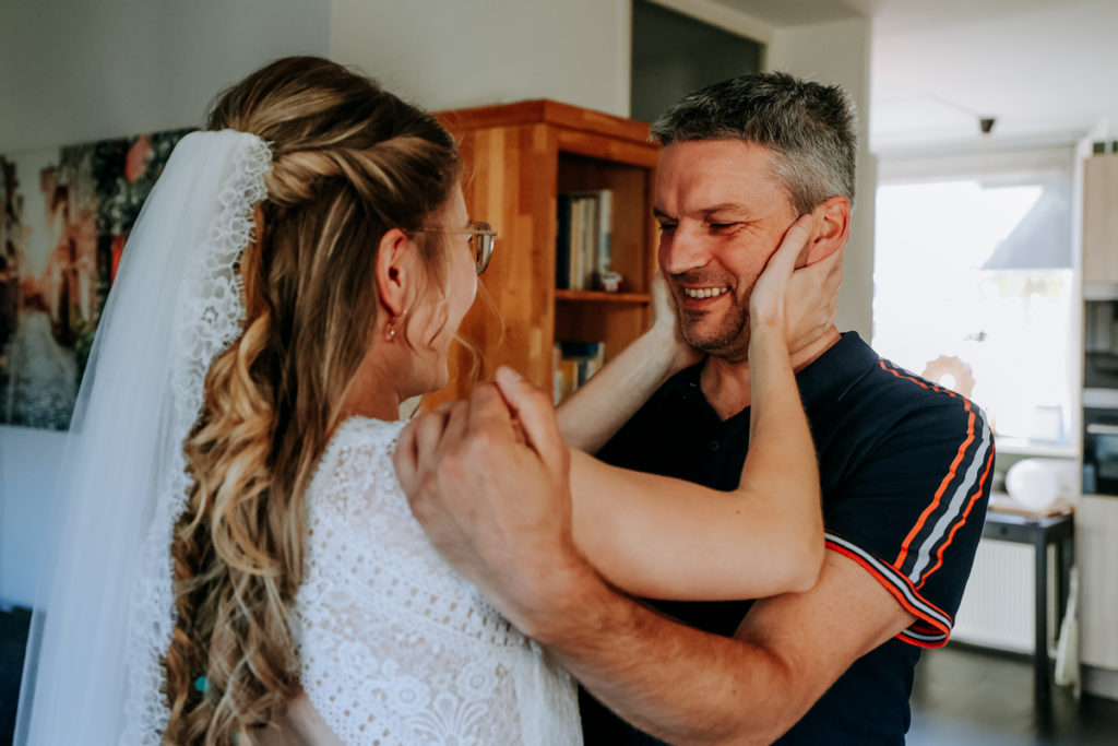 Vader begroet bruid emotioneel