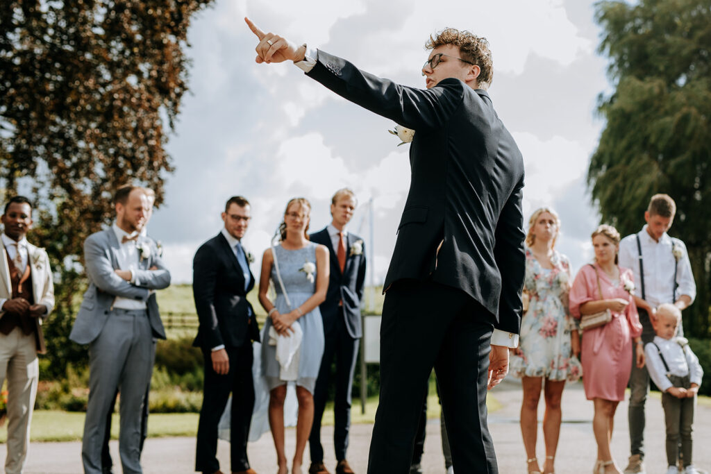 Ceremoniemeester vertelt gasten waar ze heen moeten