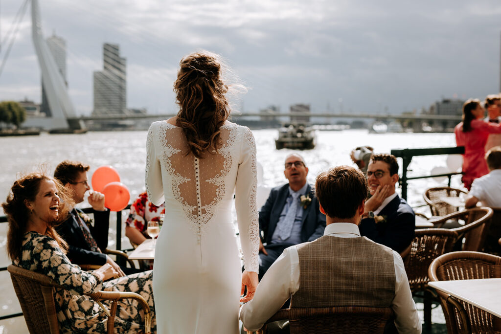 Bruidspaar op rondvaartboot in Rotterdam