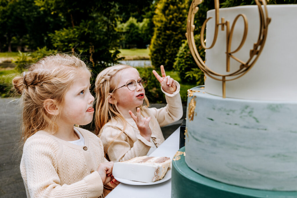 Twee bruidskinderen bij bruidstaart