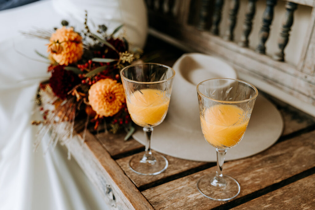 Picknick tijdens bruiloft met bruidsboeket en glazen jus d'orange