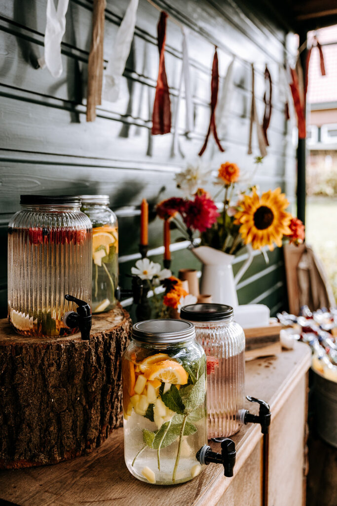 Bloemen, slinger  en dranken van bruiloft