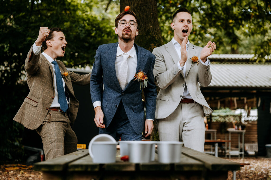 Geen beerpong maar tomatenpong tijdens bruiloft