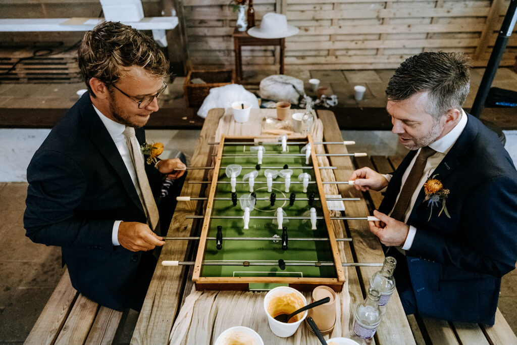 Familie van bruidspaar speelt spelletje