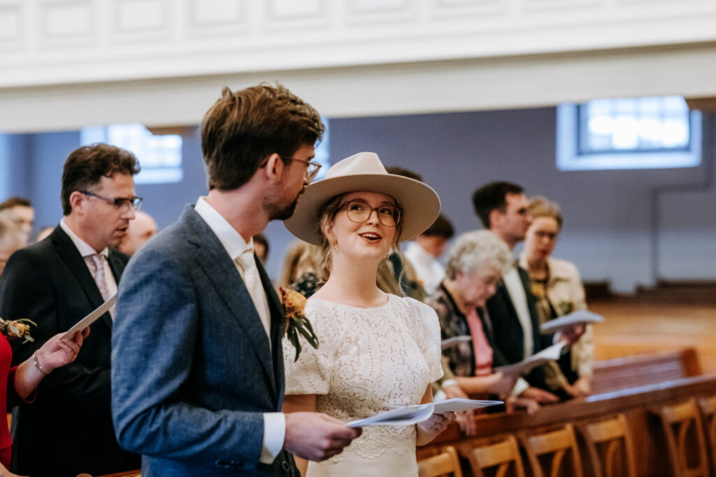 Bruidspaar zingt liederen in de kerk