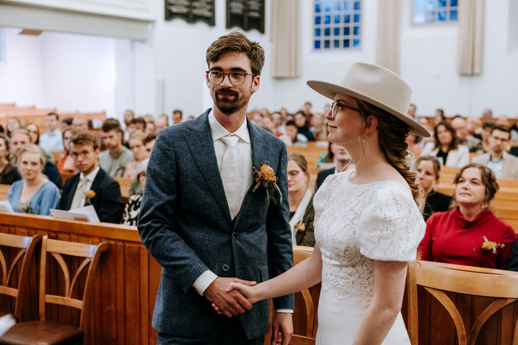 Bruidspaar geeft elkaar het jawoord in de kerk