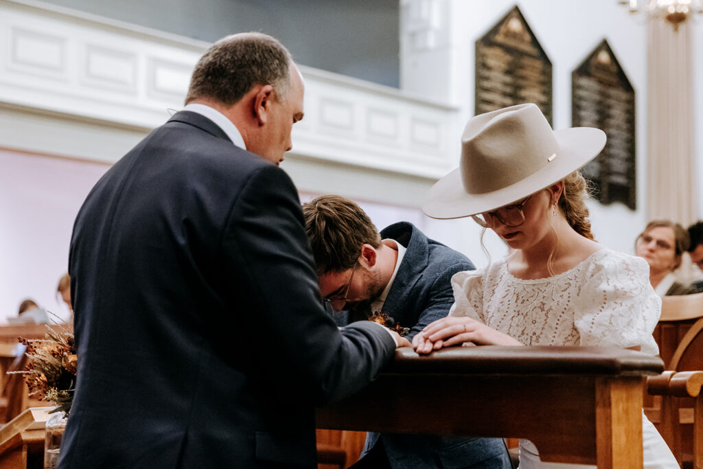 Bruidspaar knielt in de kerk