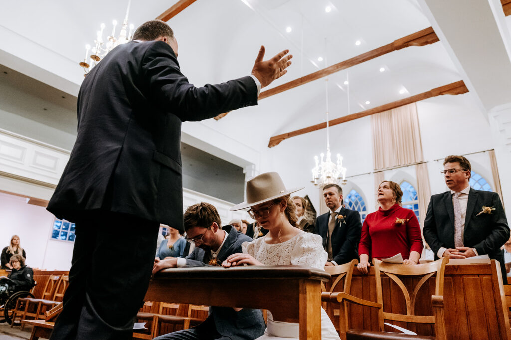 Bruidspaar ontvangt de zegen in de kerk