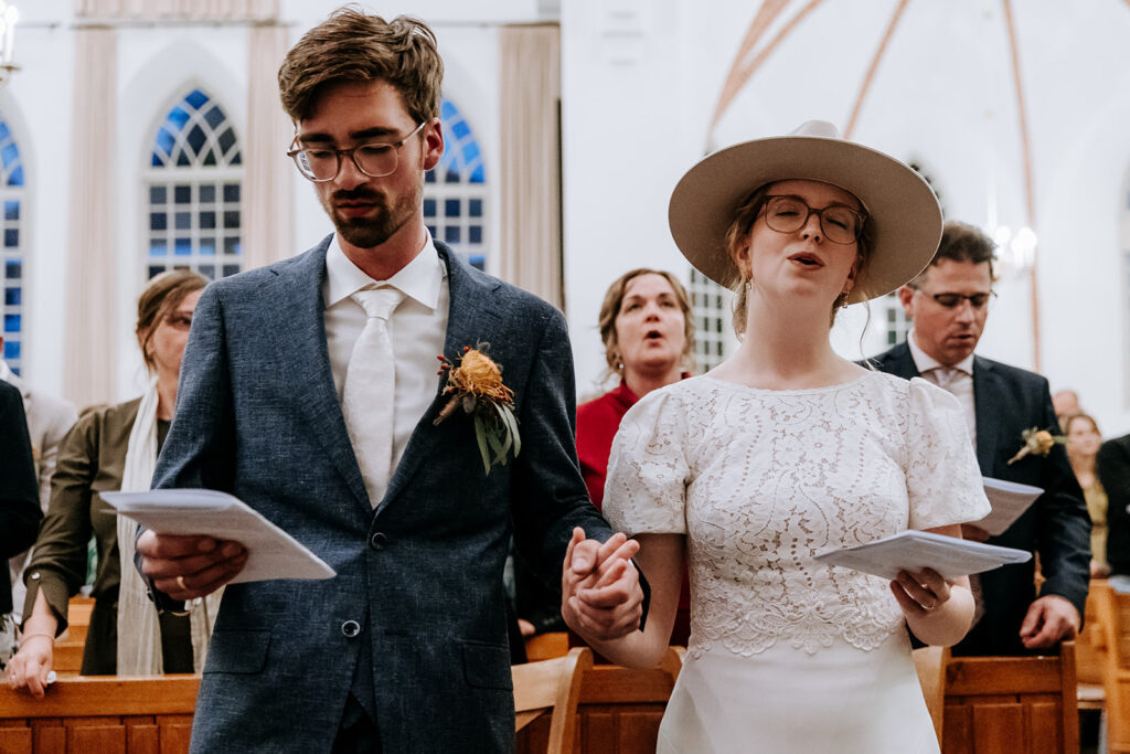 Bruidspaar zingt liederen in kerkdienst