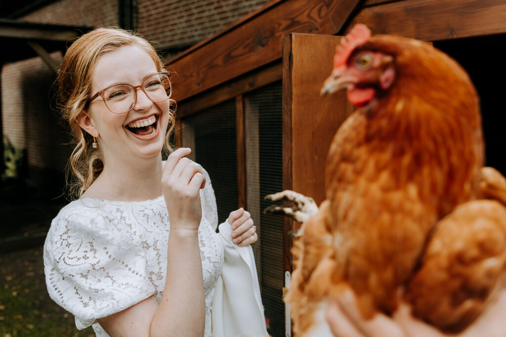 bruid kijkt naar kip en moet hard lachen