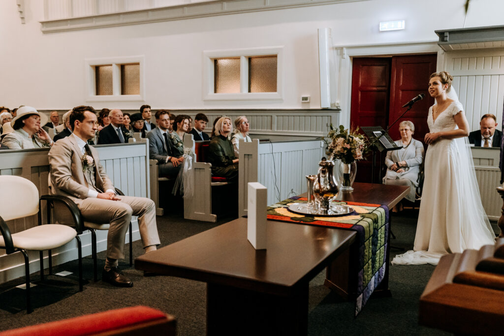 Bruid zingt in de kerk voor de gasten en haar bruidegom