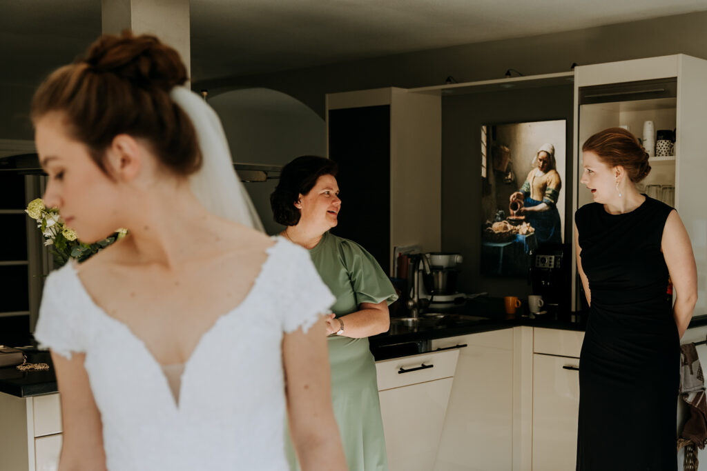 Compositie van bruid, moeder, zus, en het melkmeisje van Vermeer