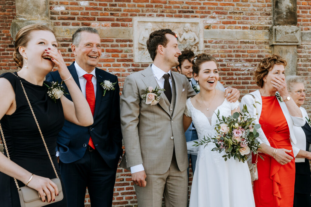 Bruidspaar en een paar familieleden kijken heel verbaasd