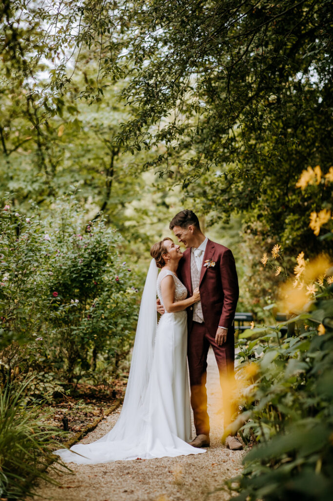Trouwfotograaf fotografeert bruid en bruidegom in park in Rotterdam