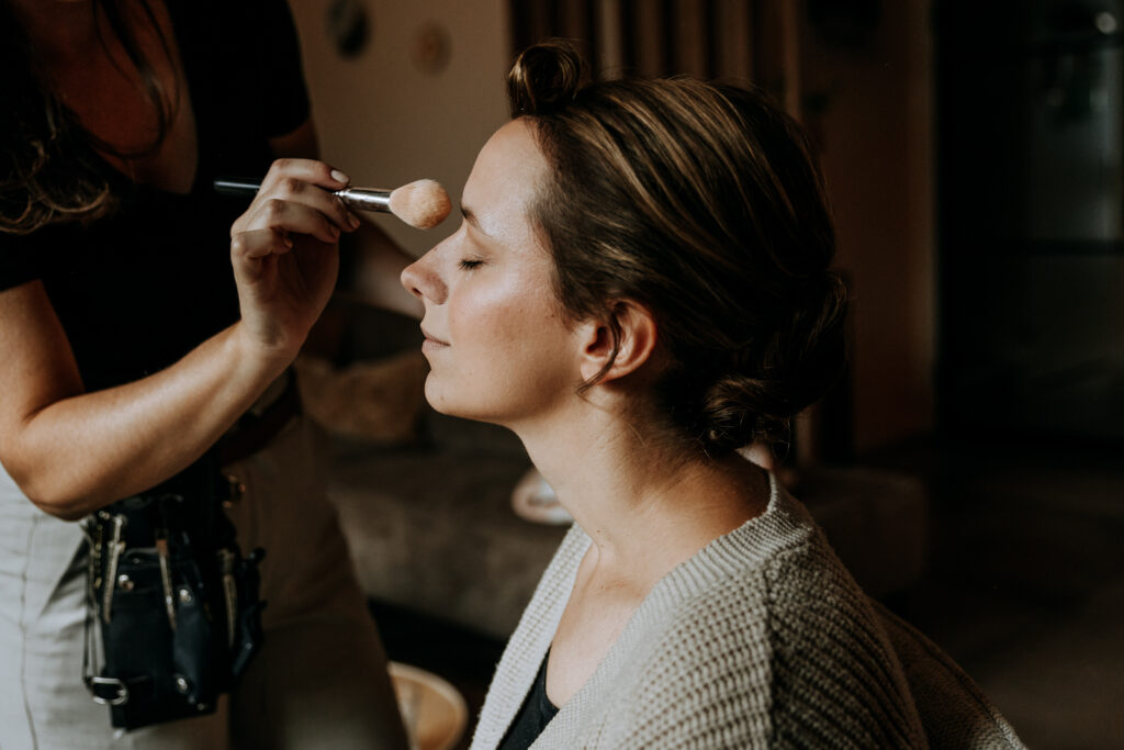 Make-up kwast vlakbij bruid