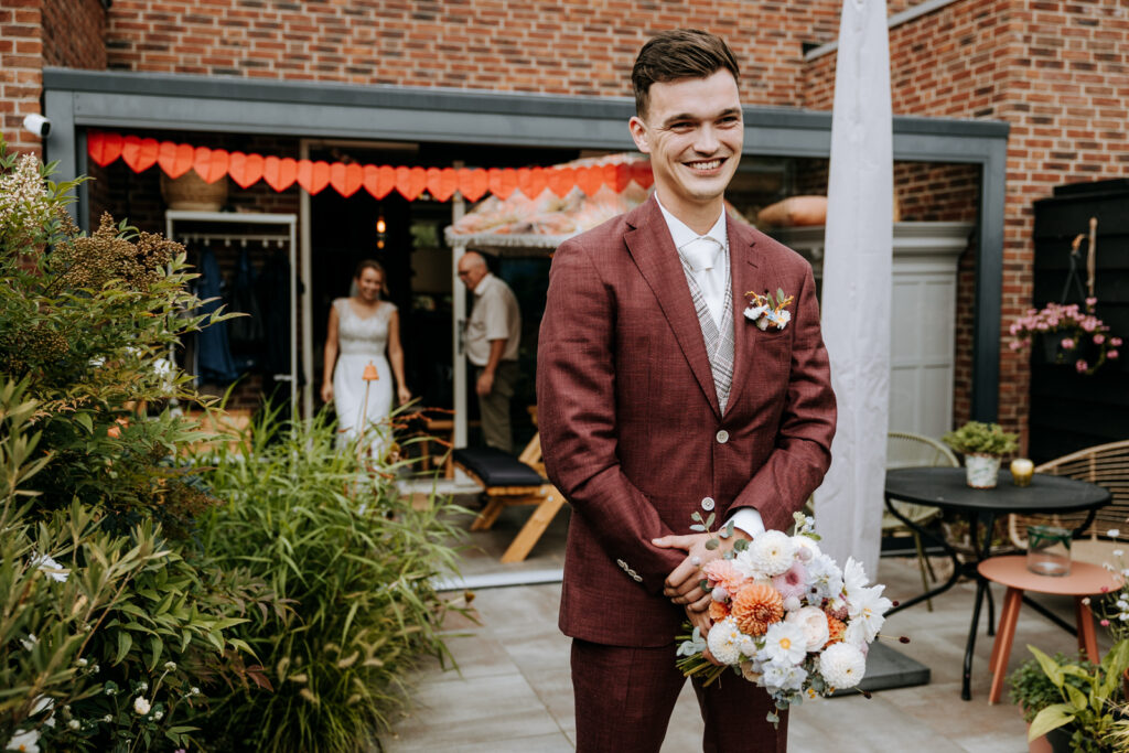 Trouwfotograaf in Rotterdam fotografeert bruidegom die klaar staat voor first look met bruid