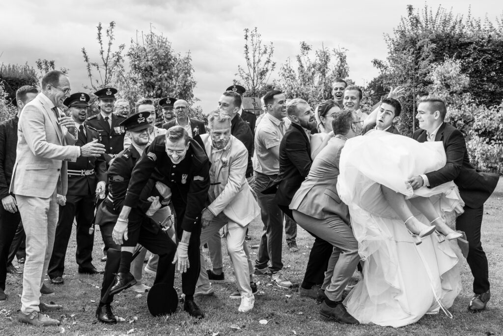 Vrolijke chaos tijdens de groepsfoto's op de bruiloft