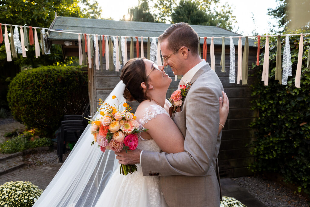 Spontane first look bij de bruid thuis 