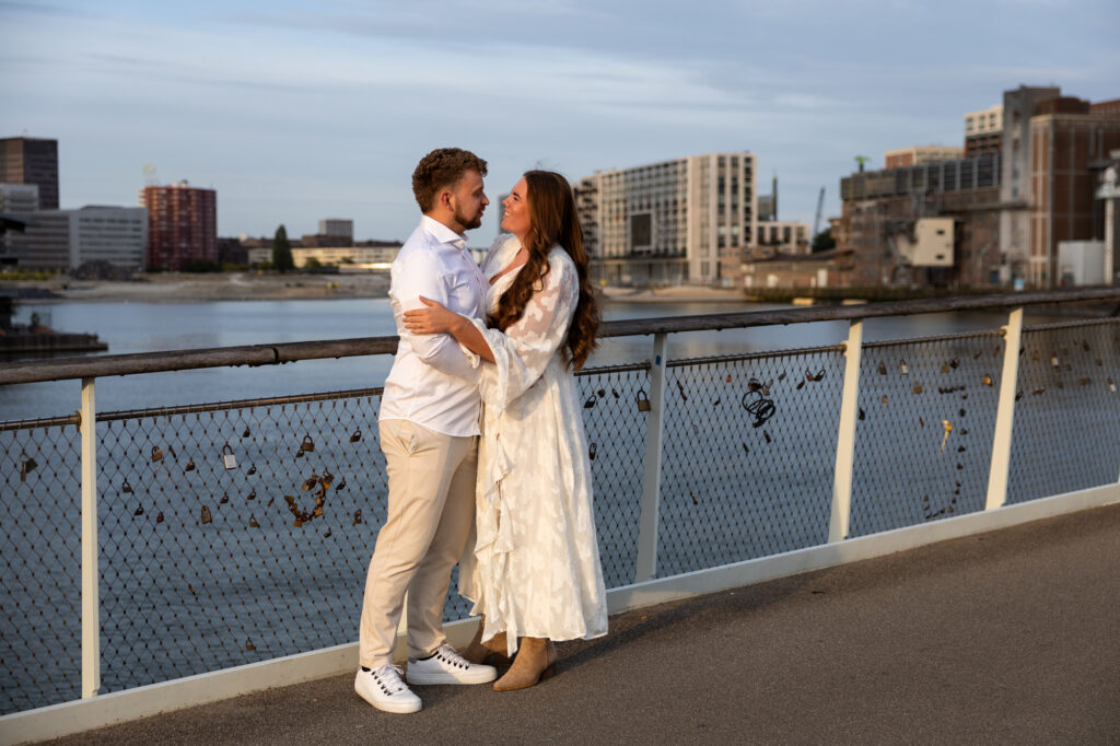 Aanstaand bruidspaar tijdens een loveshoot in Rotterdam op de slotjesbrug bij de Rijnhaven